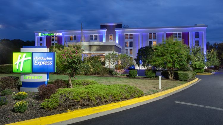 Holiday Inn Express DC East- Andrews AFB Exterior