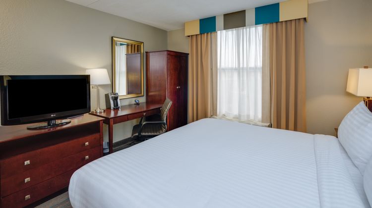 Holiday Inn Express DC East- Andrews AFB Room