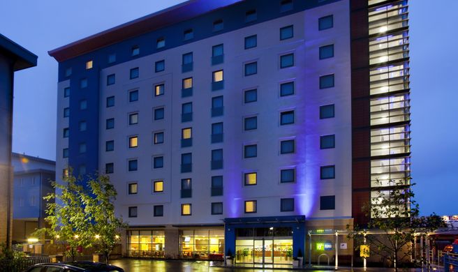 Holiday Inn Express Slough Exterior