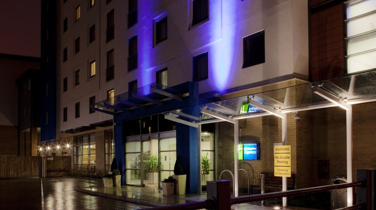 Holiday Inn Express Slough Exterior