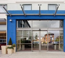 Holiday Inn Express Slough Exterior