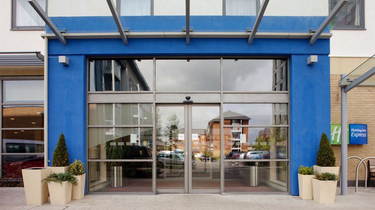 Holiday Inn Express Slough Exterior