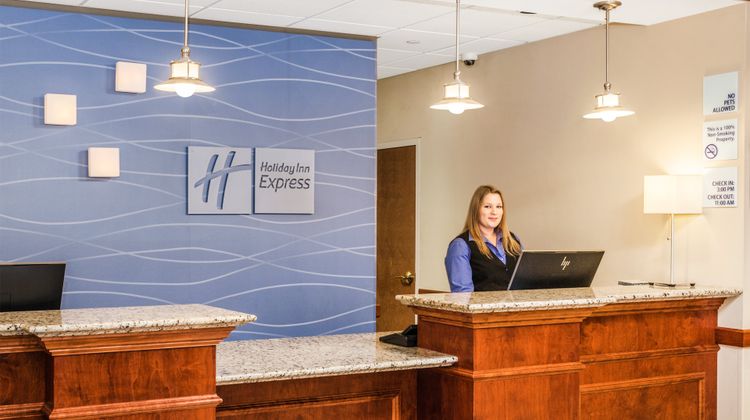 Holiday Inn Express & Stes Hampton South Lobby