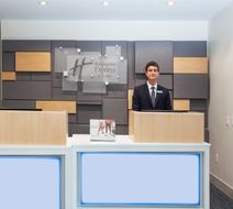 Holiday Inn Express & Stes Air/Sea Port Lobby