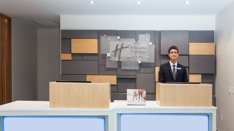 Holiday Inn Express & Stes Air/Sea Port Lobby