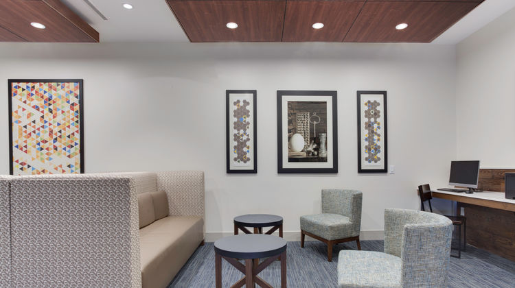 Holiday Inn Express & Stes Air/Sea Port Lobby
