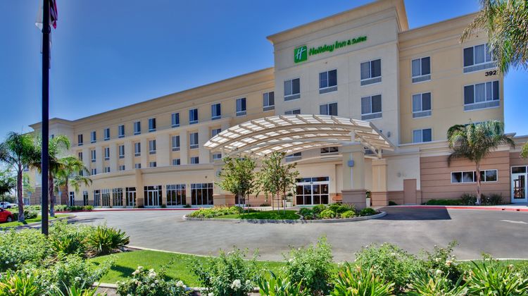 Holiday Inn and Suites Bakersfield North Exterior