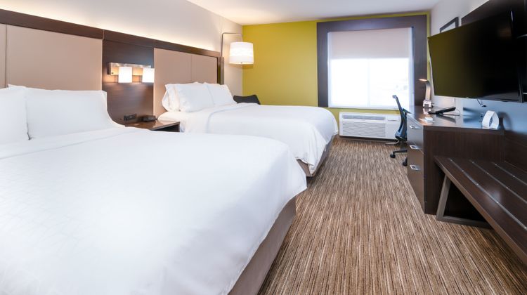 Holiday Inn Express & Suites Coon Rapids Room