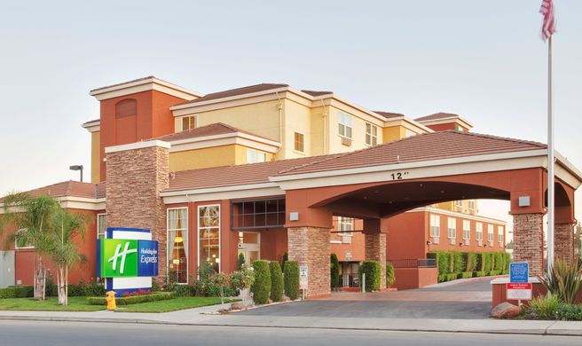 Holiday Inn Express West Sacramento Exterior