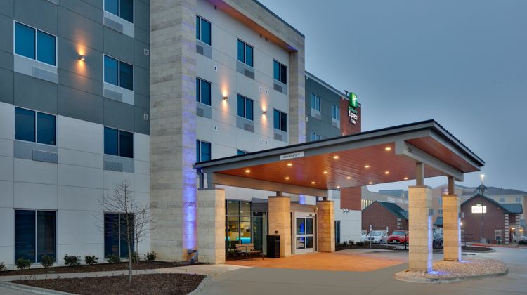 Holiday Inn Express & Suites Plano East Exterior