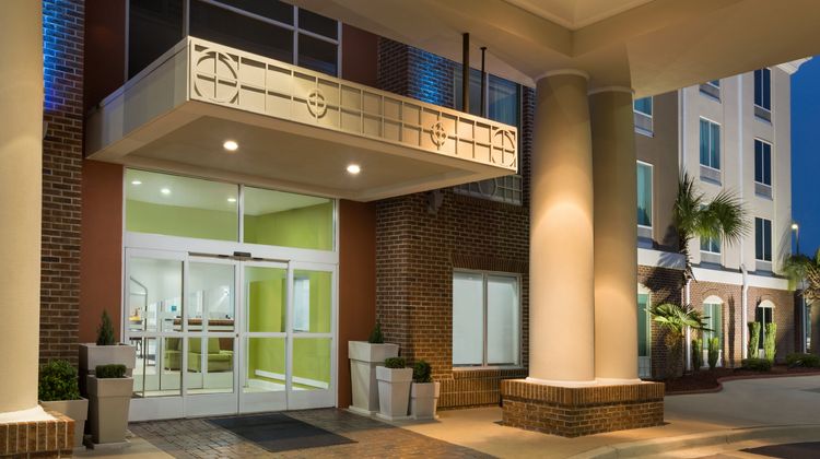 Holiday Inn Express Hotel & Suites Exterior