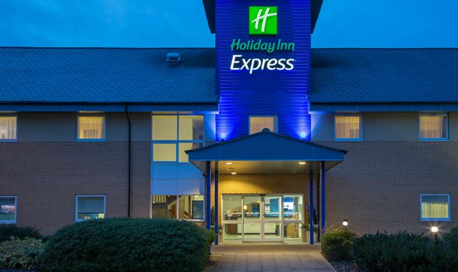 Holiday Inn Express Braintree Exterior