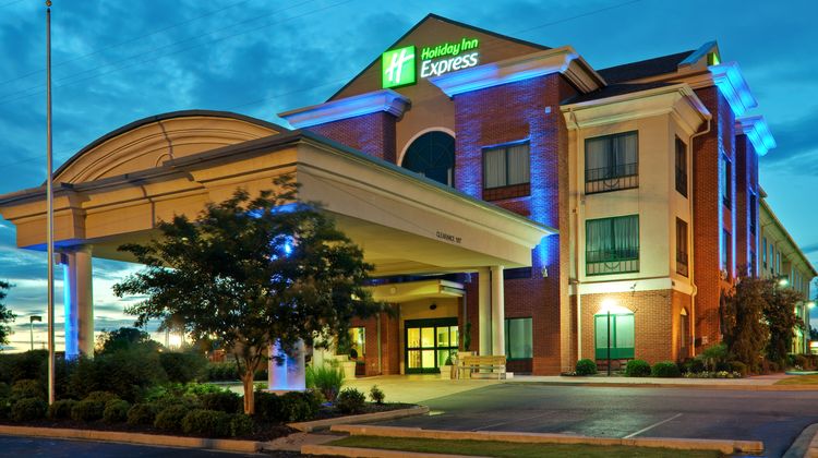 Holiday Inn Express & Suites Exterior