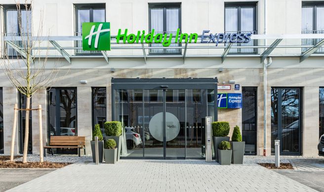 Holiday Inn Express City East Exterior
