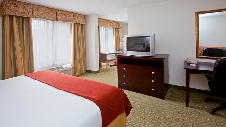 Holiday Inn Express Washington Suite
