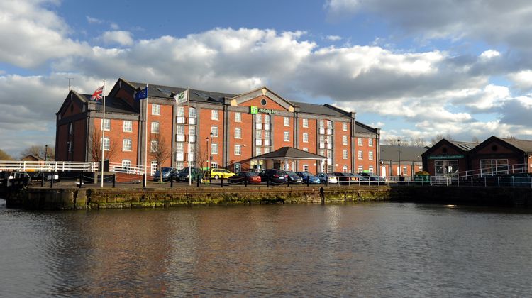 Holiday Inn Ellesmere Port Exterior