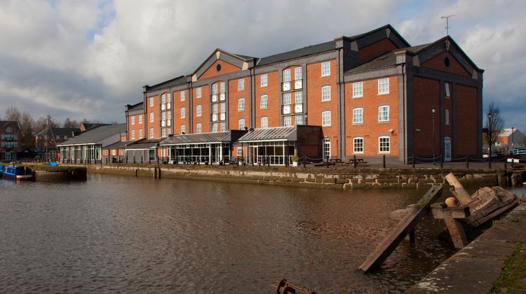 Holiday Inn Ellesmere Port Exterior