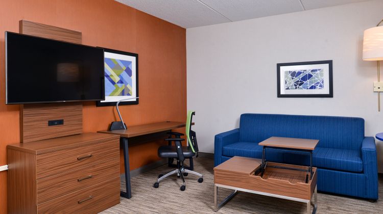 Holiday Inn Express & Suites Downtown Suite