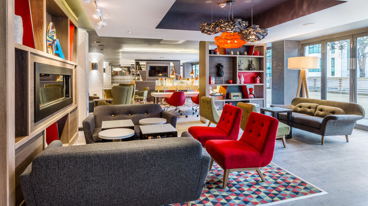 Holiday Inn - Watford Junction Lobby