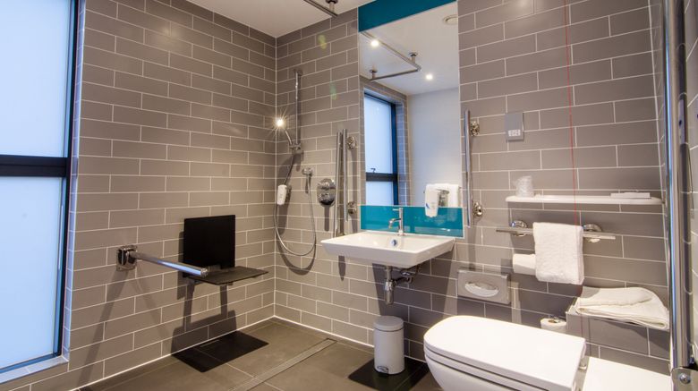 <b>Holiday Inn Express London, Ealing Room</b>. Images powered by <a href="https://www.leonardoworldwide.com/" title="Leonardo Worldwide" target="_blank">Leonardo</a>.