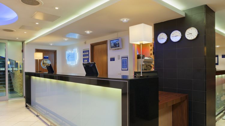 Holiday Inn Express Swiss Cottage Lobby