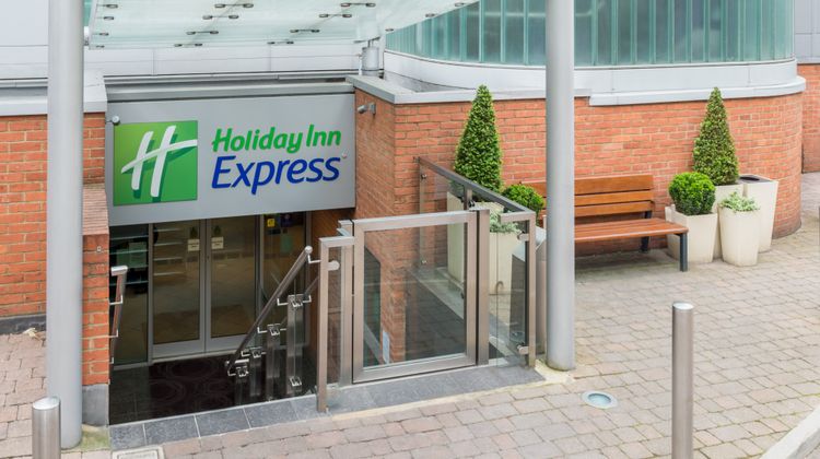 Holiday Inn Express Swiss Cottage Exterior