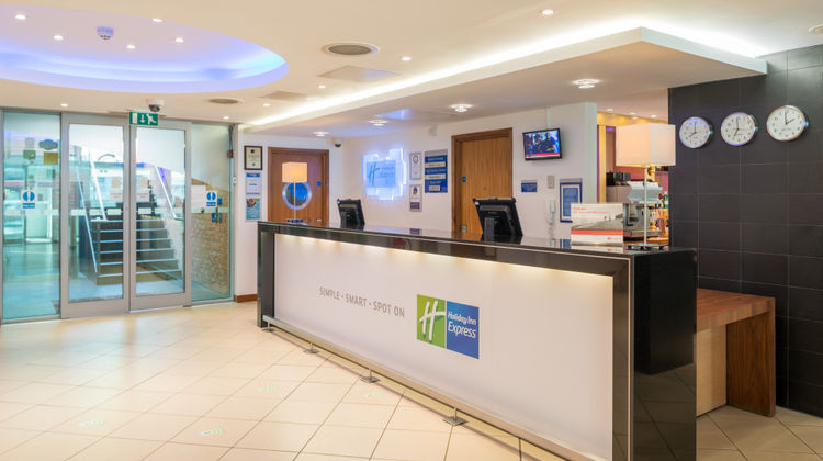 Holiday Inn Express Swiss Cottage Lobby