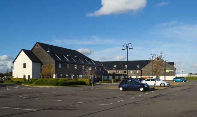 Holiday Inn Express Epsom Downs Exterior