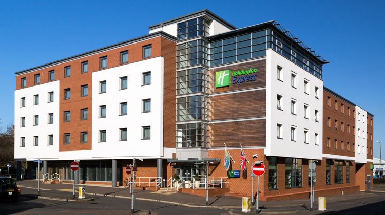 Holiday Inn Express Harlow Exterior