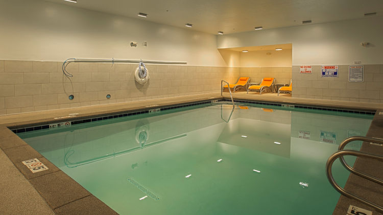 Holiday Inn Express & Suites Airport Pool