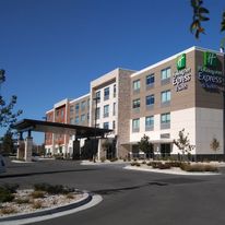 Holiday Inn Express & Suites Airport
