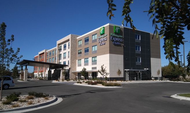 Holiday Inn Express & Suites Airport Exterior