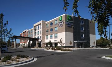 Holiday Inn Express & Suites Airport