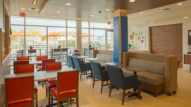 Holiday Inn Express & Suites Airport Restaurant