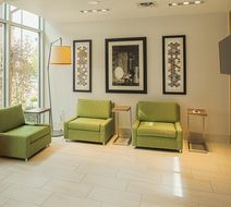 Holiday Inn Express & Suites Airport Lobby