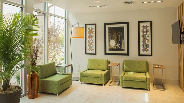 Holiday Inn Express & Suites Airport Lobby