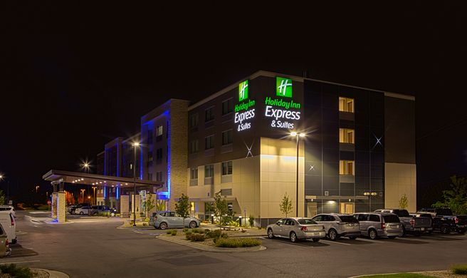 Holiday Inn Express & Suites Airport Exterior