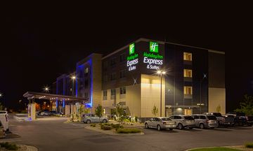 Holiday Inn Express & Suites Airport