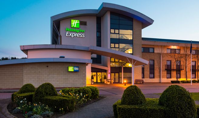 Holiday Inn Express Northampton Exterior