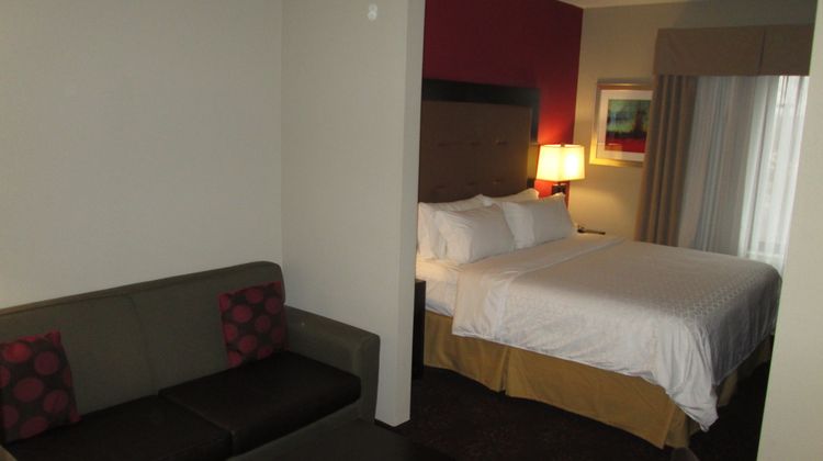 Holiday Inn Express Cloverdale Suite
