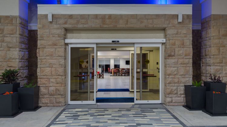 Holiday Inn Express Exterior
