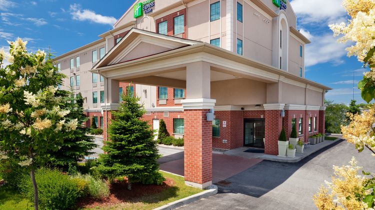 Holiday Inn Express & Suites Barrie Exterior