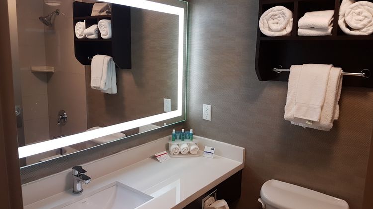 Holiday Inn Express & Suites Barrie Room