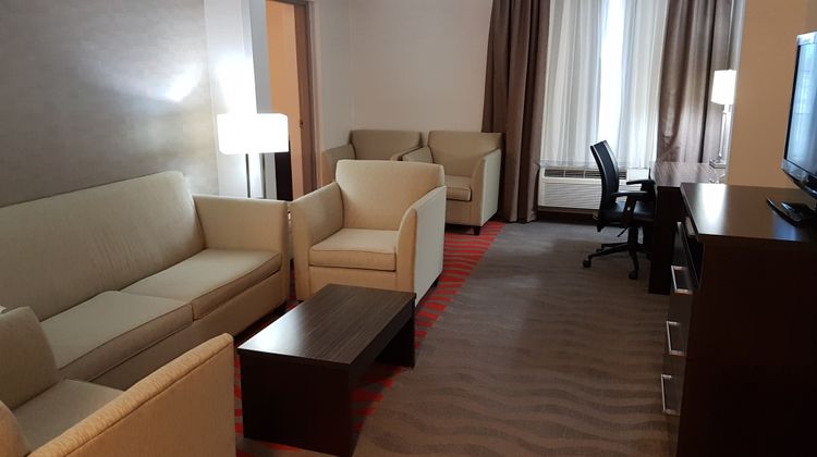 Holiday Inn Express & Suites Barrie Suite