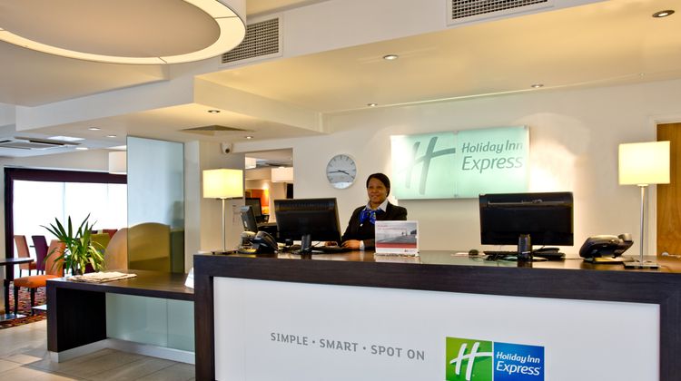 Holiday Inn Express South A45 Lobby