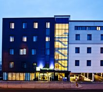 Holiday Inn Express South A45 Exterior