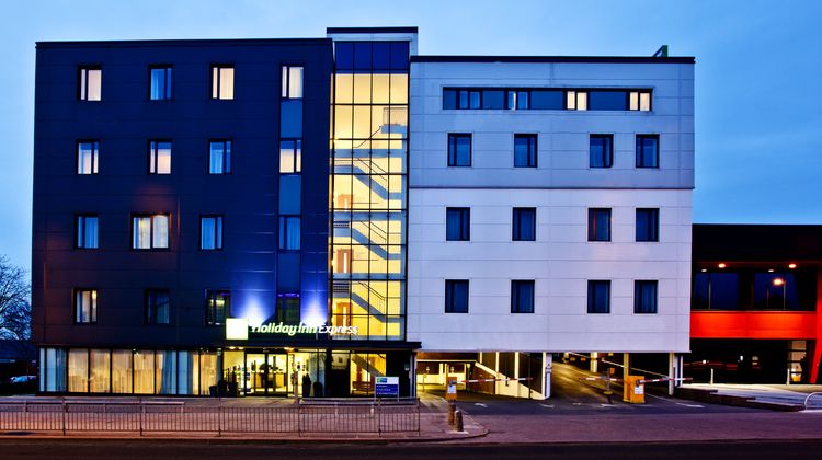 Holiday Inn Express South A45 Exterior