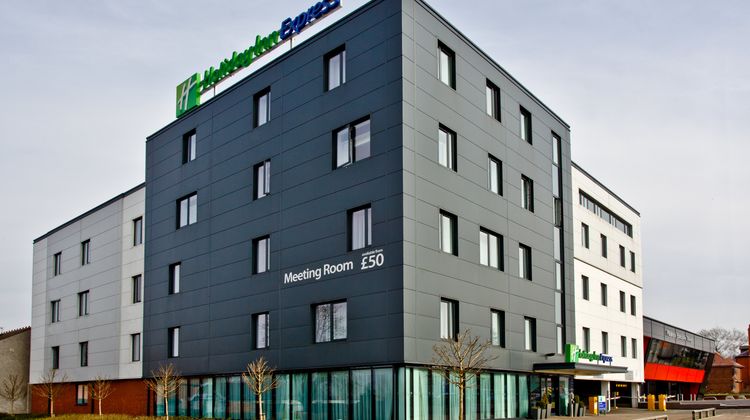 Holiday Inn Express South A45 Exterior