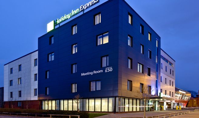 Holiday Inn Express South A45 Exterior