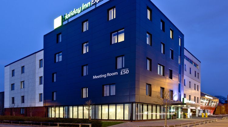 Holiday Inn Express South A45 Exterior